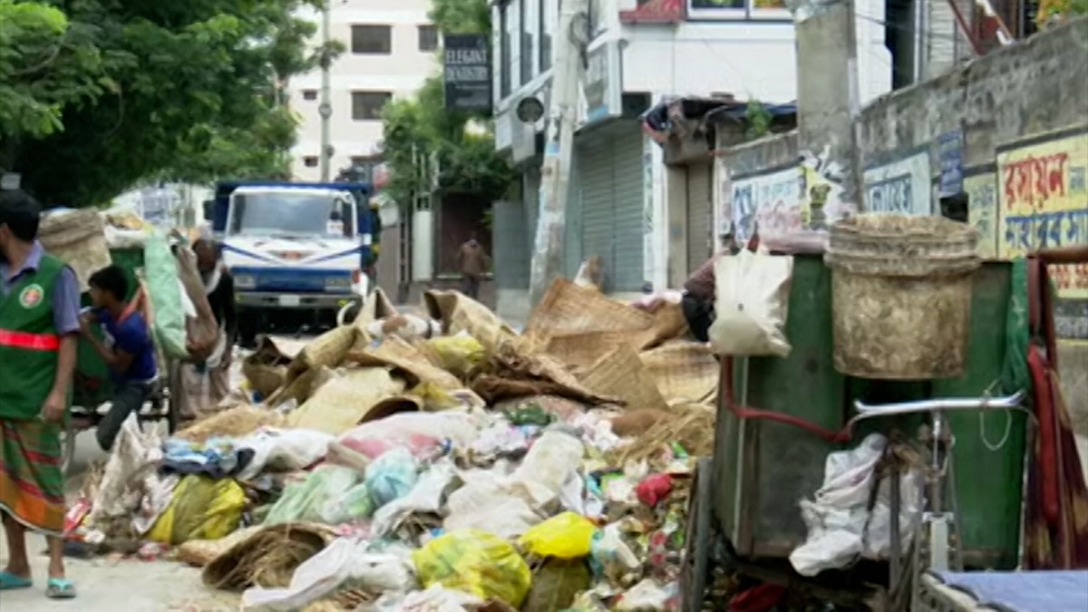 রাজধানীর কিছু এলাকায় এখনও পড়ে আছে আবর্জনা