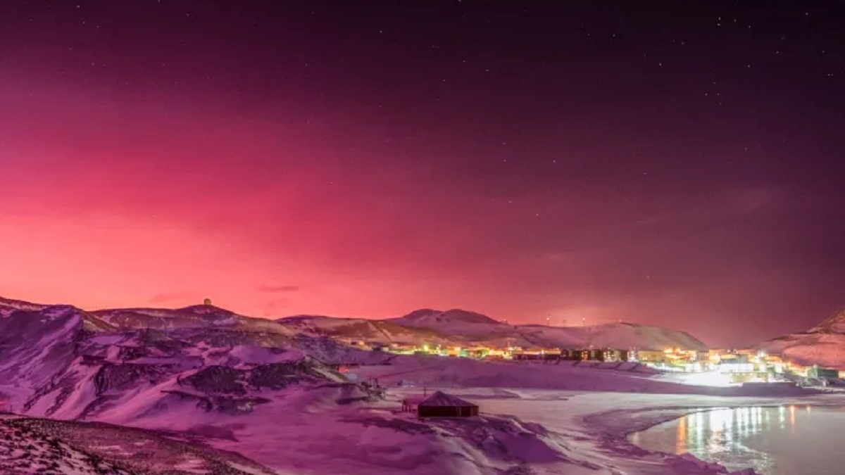হঠাৎ গোলাপি বর্ণ ধারণ করেছে অ্যান্টার্কটিকার আকাশ