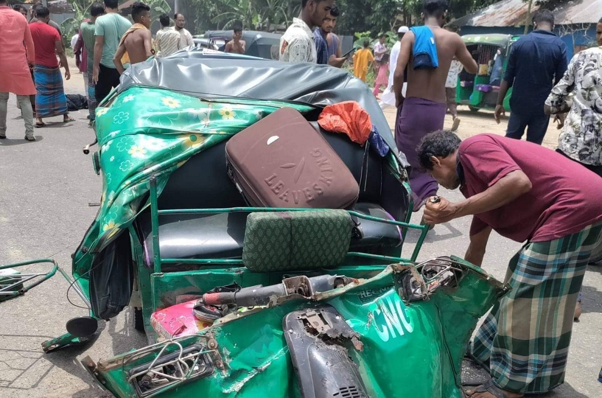 ফেনীতে ট্রাক চাপায় অটোরিকশা চালকসহ নিহত ২, আহত ৩