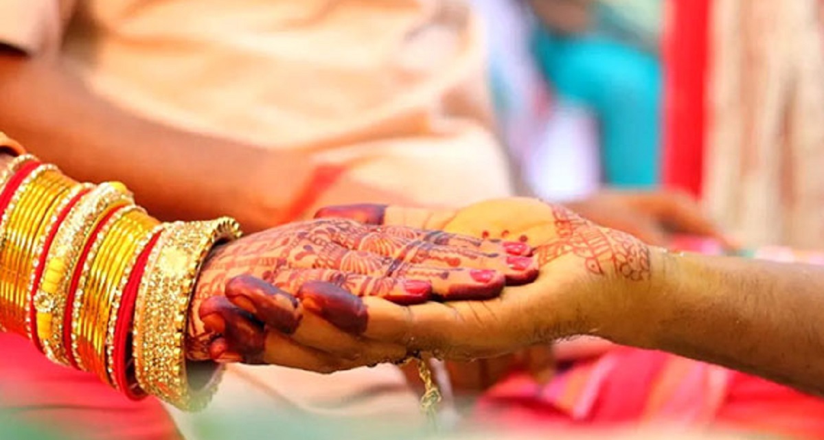 বরের গায়ের রং কালো; দুই পাক ঘুরে মণ্ডপ ছাড়লেন কনে