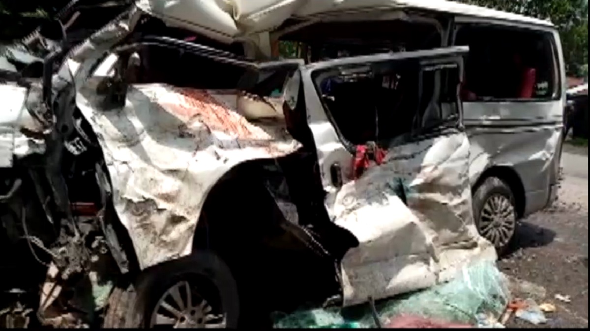 নিয়ন্ত্রণ হারানো মাইক্রোবাসে বাসের ধাক্কা, কুয়াকাটাগামী ৫ পর্যটকের মৃত্যু