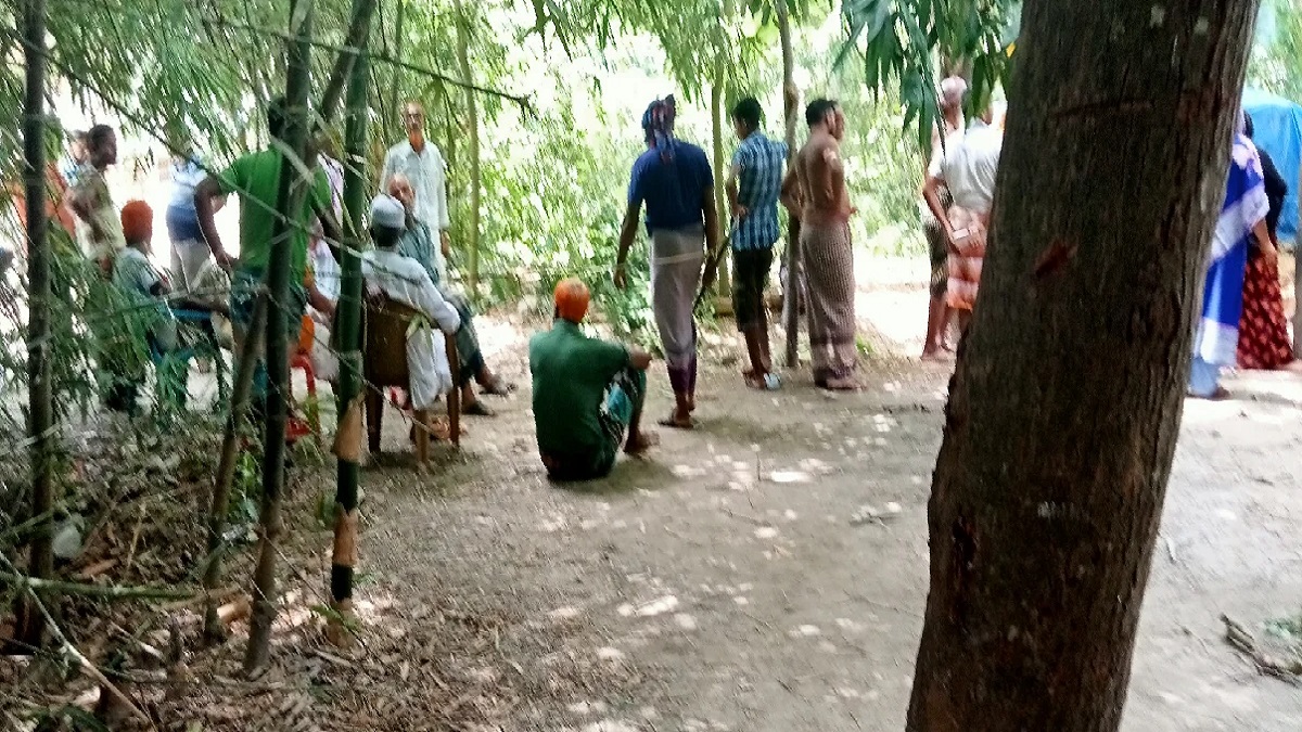 যশোরে ইউপি চেয়ারম্যানের সন্ত্রাসী বাহিনী দ্বারা গরীব কৃষকের জমি দখলের অভিযোগ