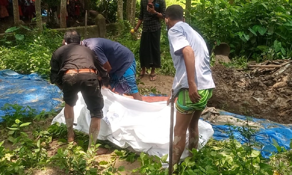চাঁদপুরে ২ মাস ১০ দিন পর কবর থেকে ব্যবসায়ীর লাশ উত্তোলন