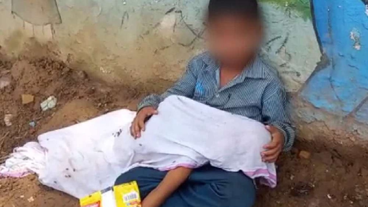 ২ বছরের ভাইয়ের মরদেহ নিয়ে রাস্তায় বসে শিশু, চরম অসহায়তার ছবি