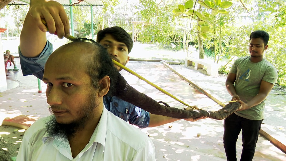 ১৯ বছর ধরে ৭ ফুট বিশাল চুলের জট নিয়ে ঘুরে বেড়াচ্ছেন শেখ ইরান