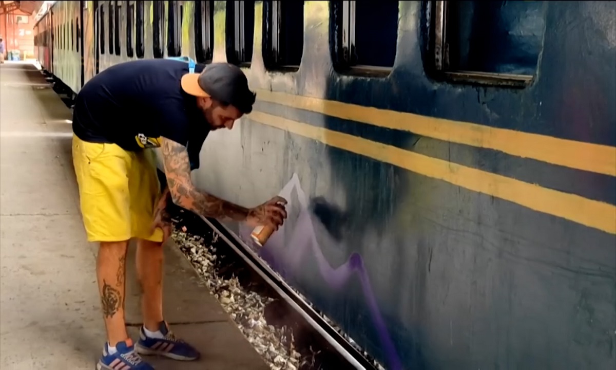 জার্মান গ্রাফিতি শিল্পীর রঙতুলির ছোঁয়ায় পাল্টে গেছে চবির শাটল ট্রেন