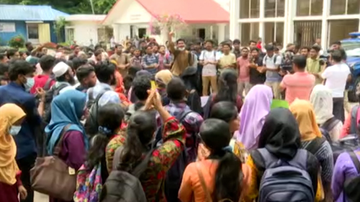 ছাত্রী শ্লীলতাহানির ঘটনায় উত্তাল চবি ক্যাম্পাস