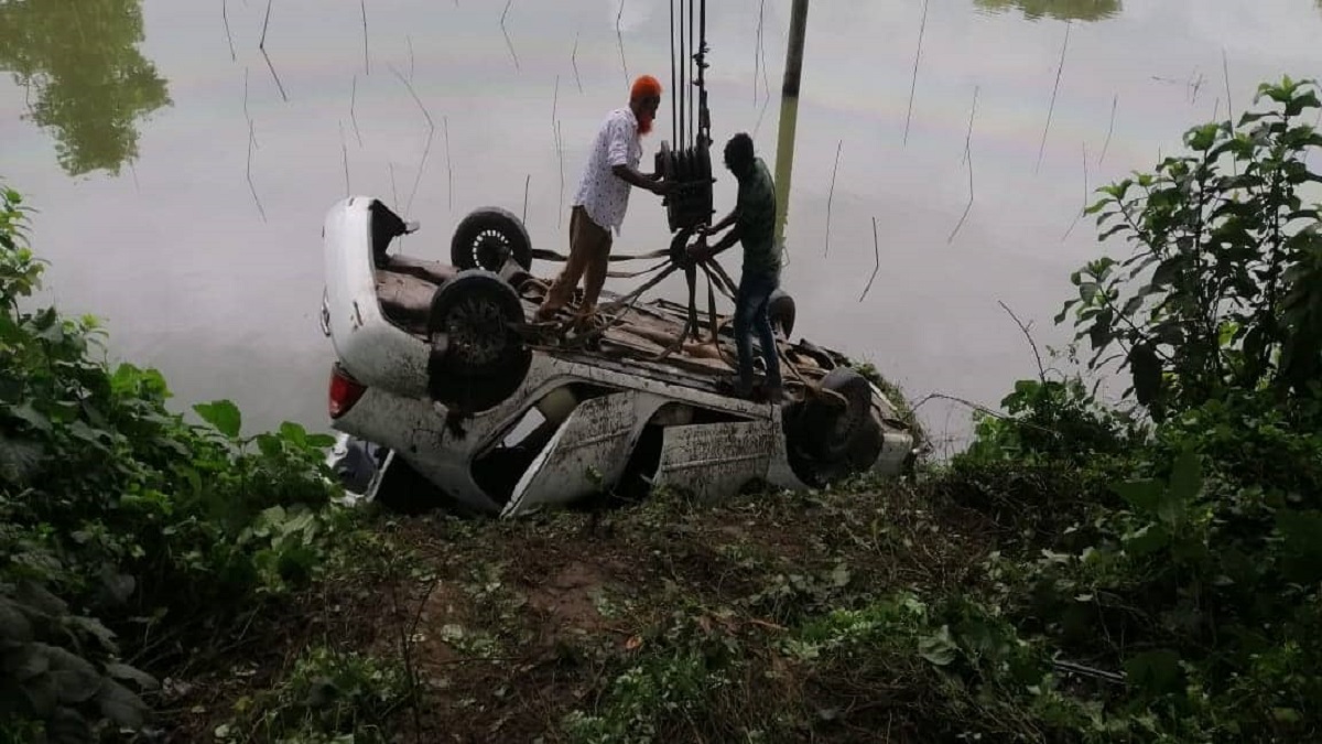 কুমিল্লায় প্রাইভেটকার খাদে পড়ে স্বামী-স্ত্রীসহ নিহত ৩