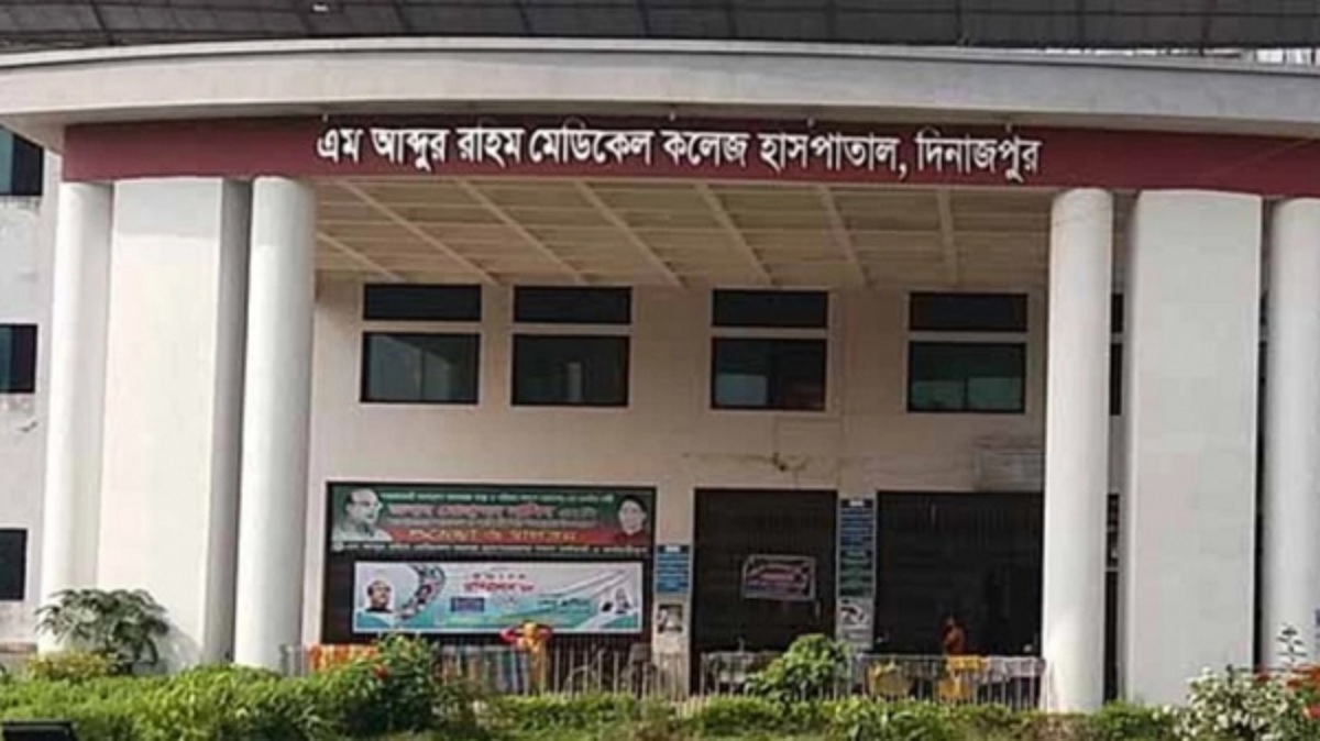 দিনাজপুরে প্রাইভেটকার নিয়ন্ত্রণ হারিয়ে নিহত ৩