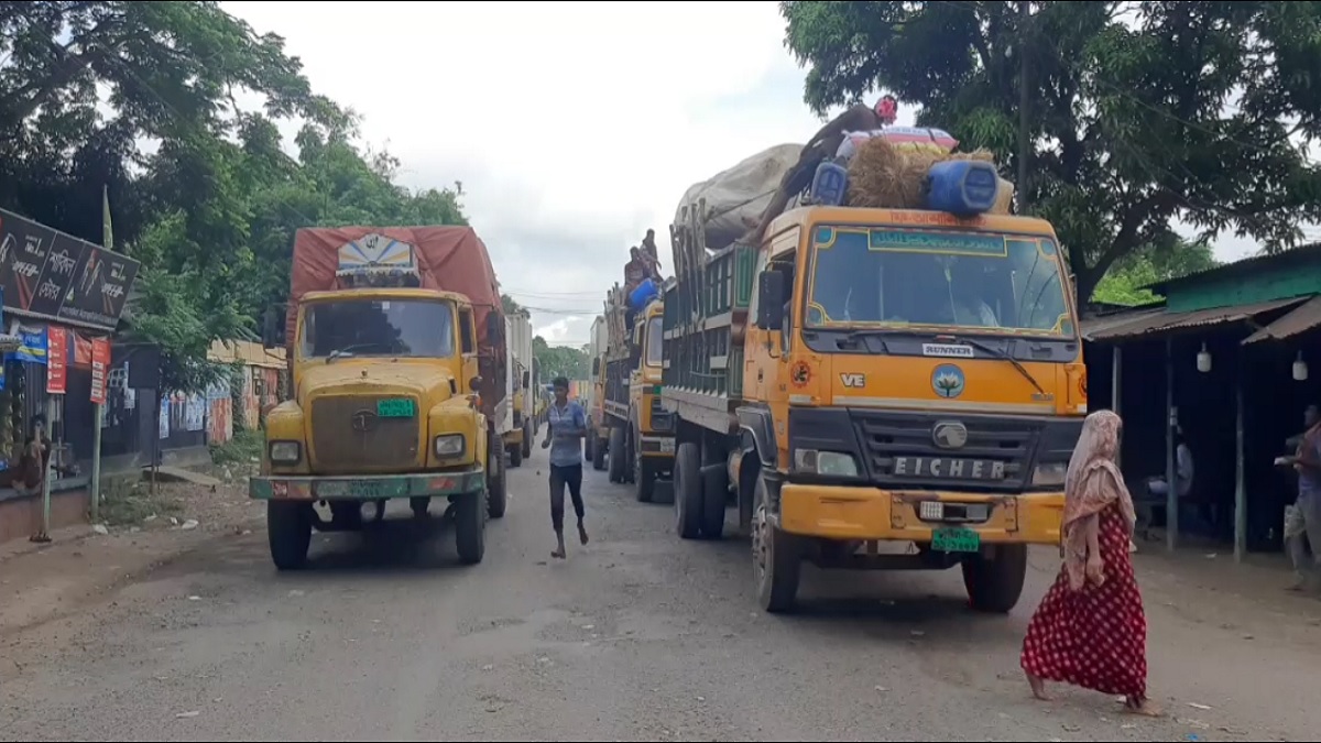 দৌলতদিয়ায় পণ্যবাহী ট্রাকের সারি, নেই যাত্রীবাহি ও পশুবাহী গাড়ির সিরিয়াল