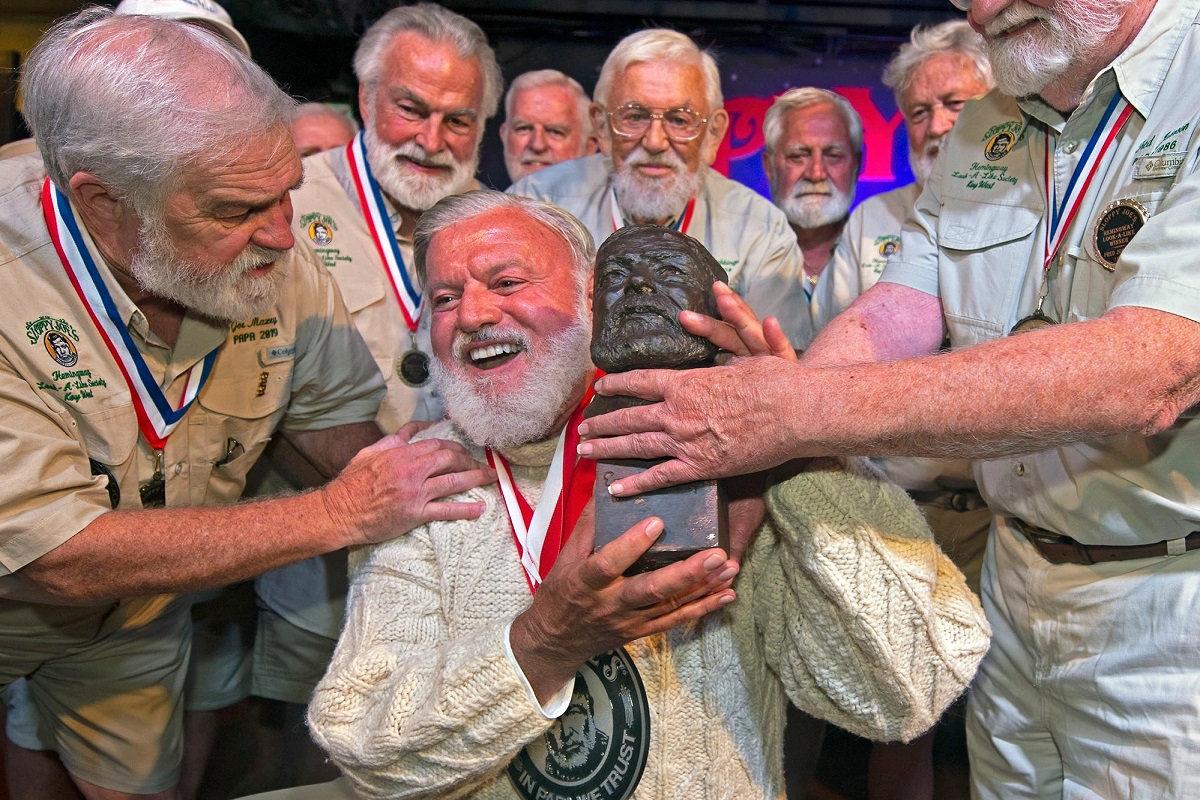 আর্নেস্ট হেমিংওয়ের জন্মদিনে লুক অ্যালাইক কম্পিটিশন