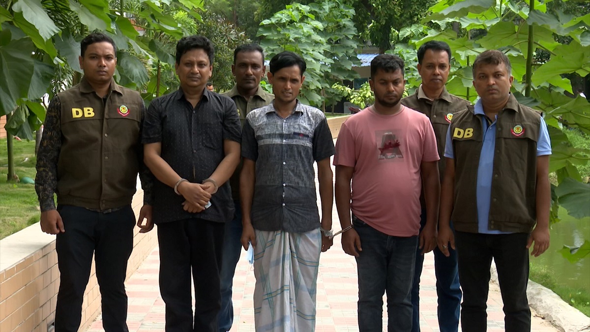 পুলিশ পরিচয় প্রচার করার জন্য বেতন দিয়ে কর্মচারী রেখেছে প্রতারক