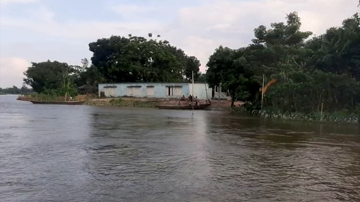 দেশে বন্যা পরিস্থিতির আরও উন্নতি, উত্তরাঞ্চলে প্রকট হচ্ছে নদী ভাঙন