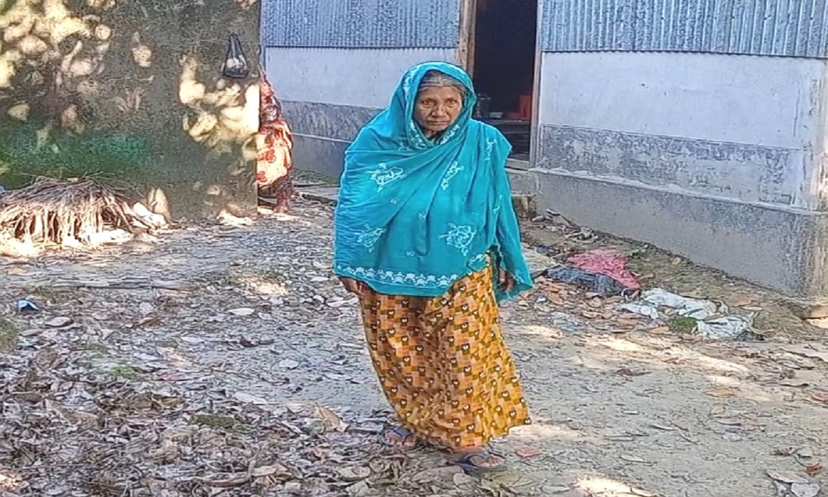 জমি লিখে নিতে ছেলে-বউয়ের নির্যাতন; ৩ বছর বাড়িছাড়া মা