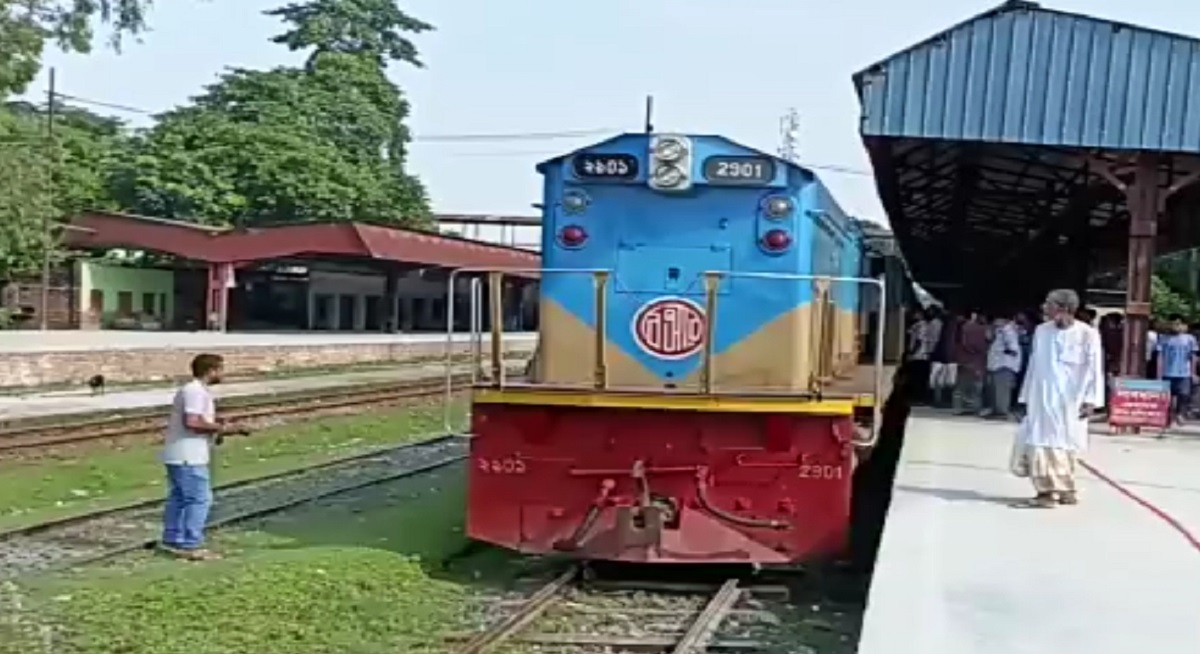 সাড়ে ৩ ঘণ্টা পর গাইবান্ধা স্টেশন ছাড়ল দোলনচাঁপা এক্সপ্রেস ট্রেন