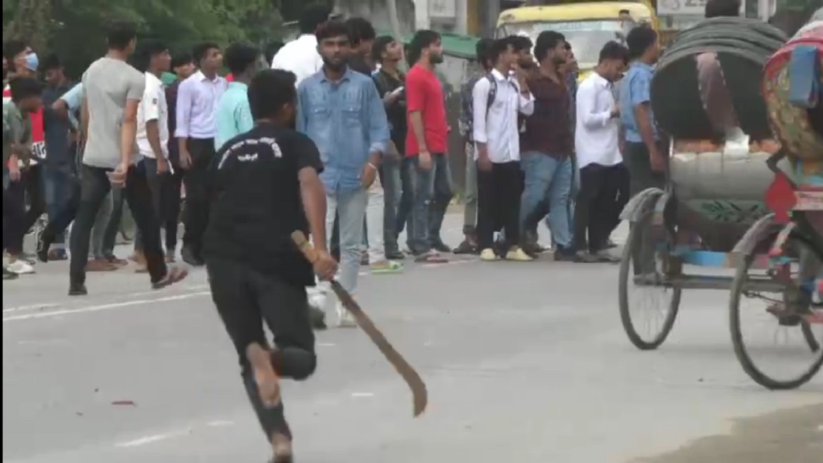 গাজীপুরে ক্রিকেট খেলা নিয়ে শিক্ষার্থীদের মধ্যে সংঘর্ষ; ককটেল নিক্ষেপ