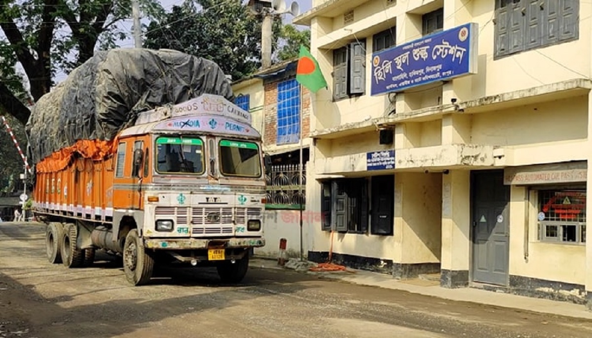 দুইমাস বন্ধ থাকার পর হিলি স্থলবন্দর দিয়ে পেঁয়াজ আমদানি শুরু