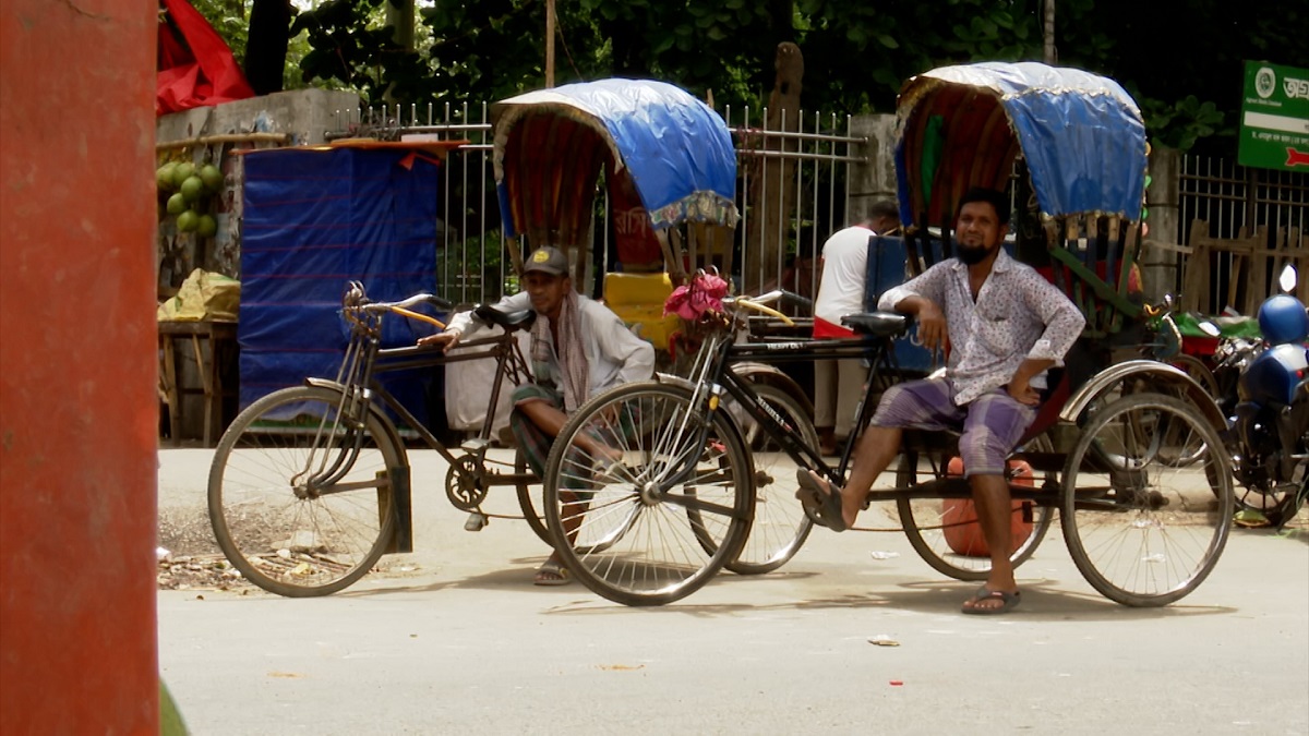 রাজধানীতে তীব্র গরম; বৃষ্টির অপেক্ষায় নগরবাসী