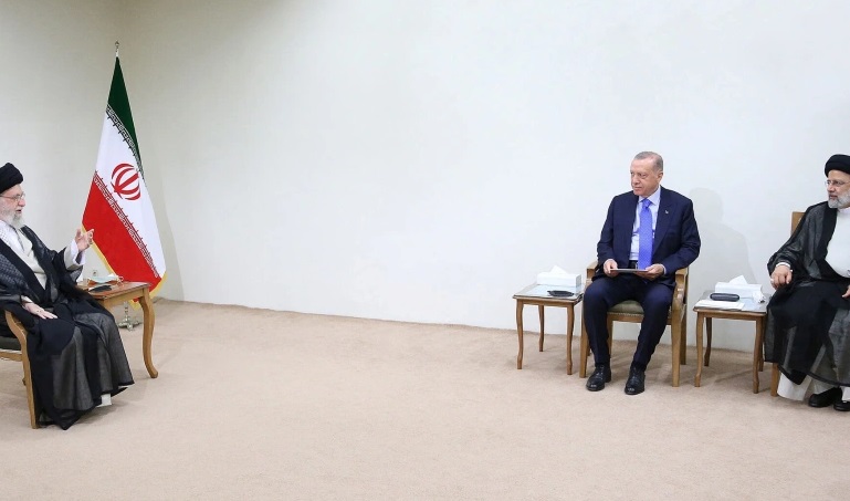 সিরিয়ায় হামলা চালানোর ব্যাপারে এরদোগানকে সতর্ক করেছেন খামেনি