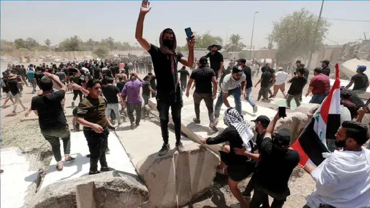 আবারও ইরাকের পার্লামেন্ট ভবনের দখল নিয়েছে বিক্ষোভকারীরা