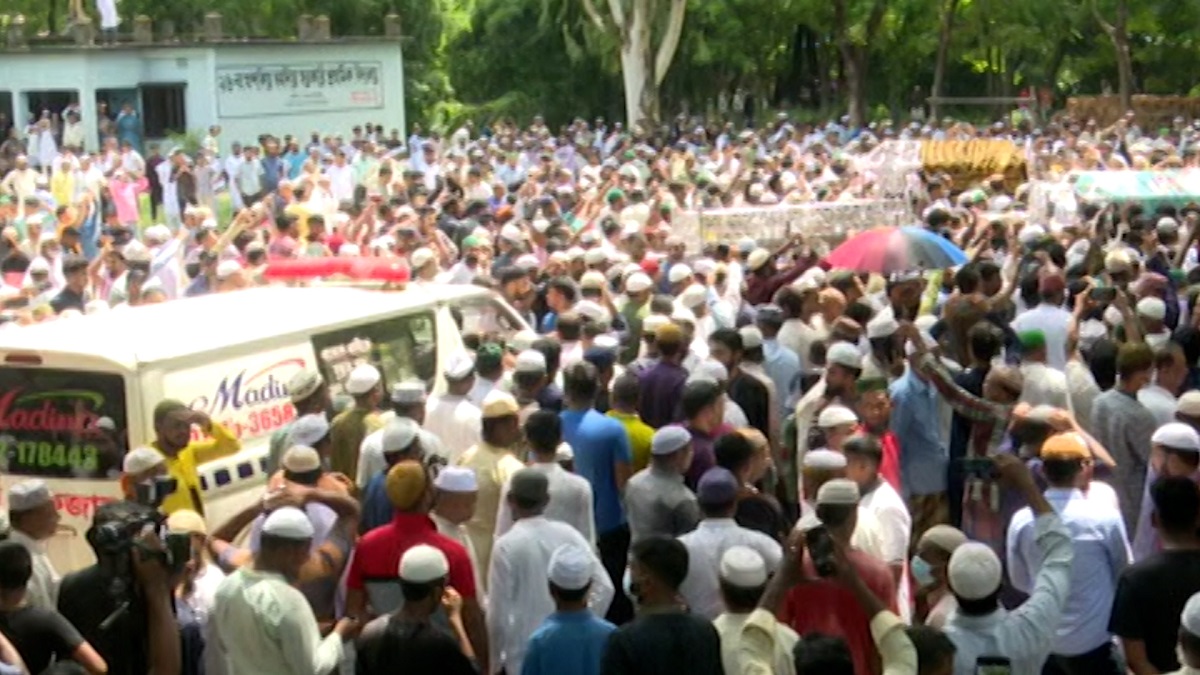 ট্রেনের ধাক্কায় নিহত ৫ জনের জানাজায় মানুষের ঢল, দাফন সম্পন্ন