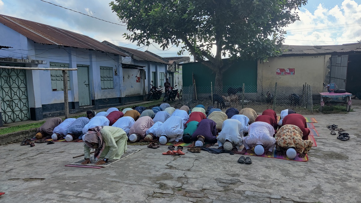 সৌদি আরবের সাথে মিল রেখে ঝিনাইদহের বিভিন্ন এলাকায় ঈদের নামাজ