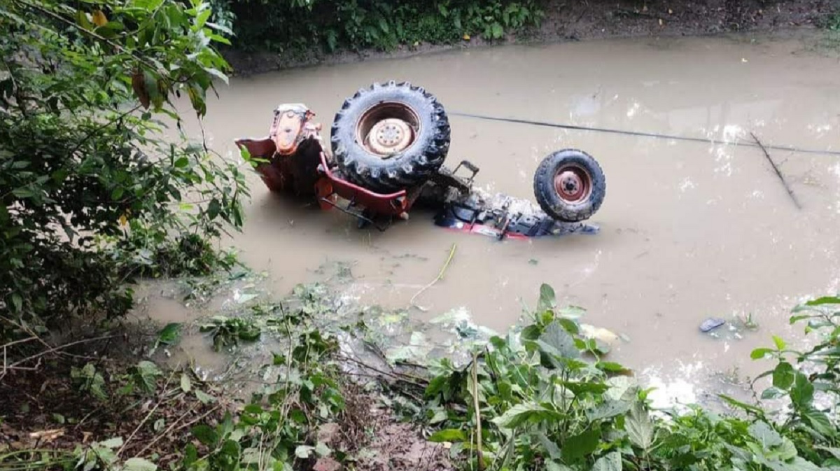 জয়পুরহাটে ট্রাক্টর উল্টে চালকের মৃত্যু