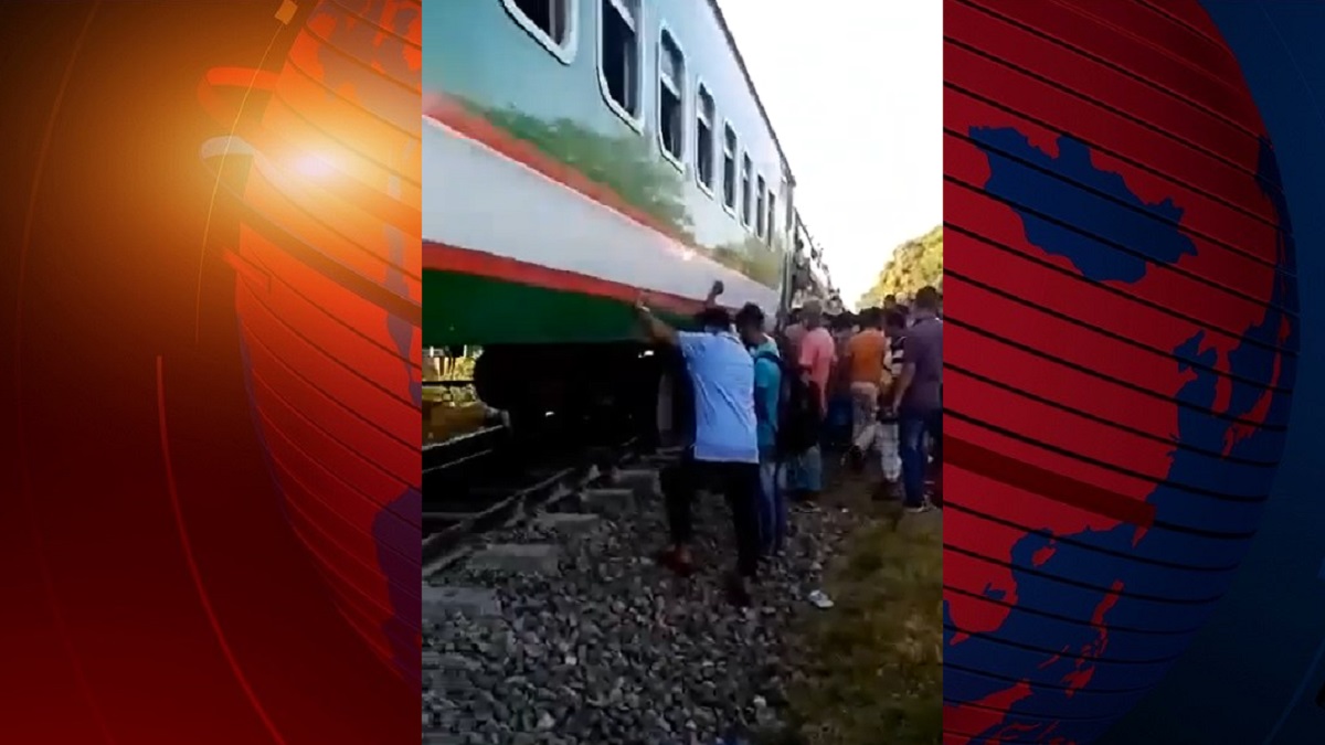 জয়পুরহাটে একতা এক্সপ্রেস ট্রেন লাইনচ্যুত, সারাদেশের সাথে যোগাযোগ বিচ্ছিন্ন