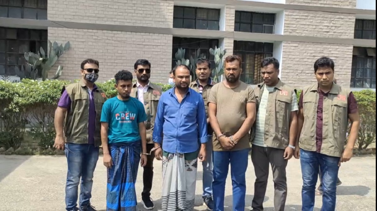 লাখ টাকার প্রলোভনে অসহায় ও গরীবদের কিডনি বেচাকেনা, পুলিশের হাতে গ্রেফতার ৩