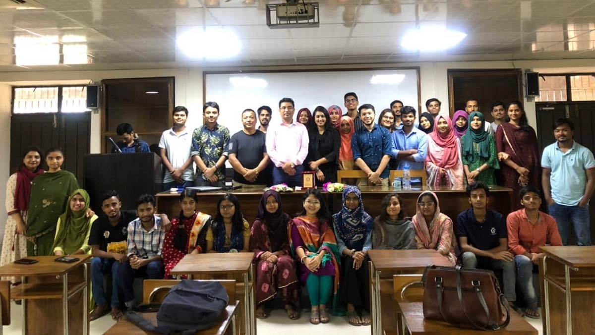 জাবি শিক্ষার্থীদের সাথে করোনাকালীন সাংবাদিকতার অভিজ্ঞতা বিনিময় করলেন নেপালি সাংবাদিক