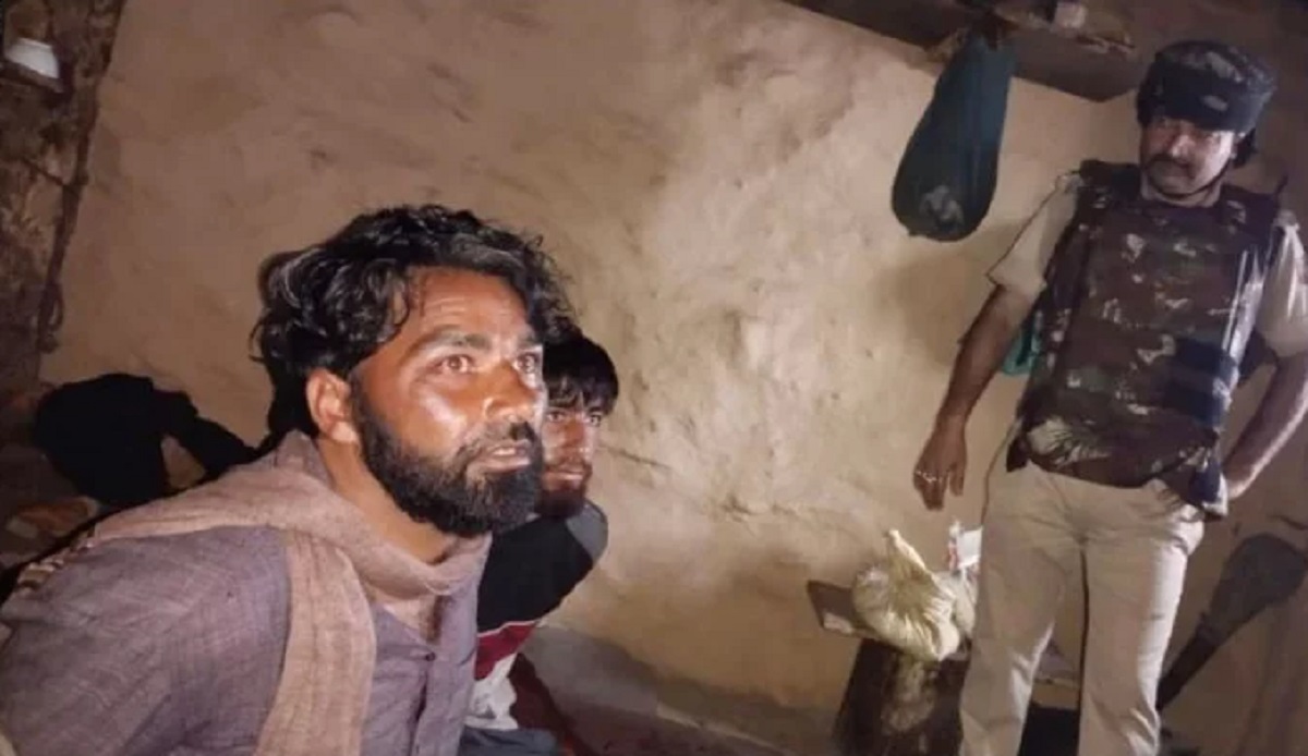 বিশেষ উদ্দেশ্যে বিজেপিতে যোগ দেয় জঙ্গি সদস্য, কাশ্মিরে অস্ত্রসহ আটক