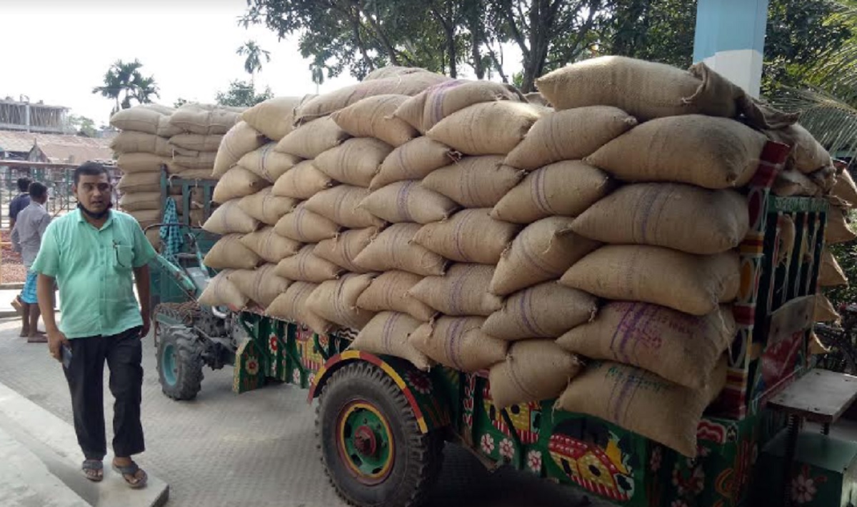 কুড়িগ্রামে ভিজিএফ’র পঁচা ও দুর্গন্ধযুক্ত চাল আটকে দিলেন মেয়র