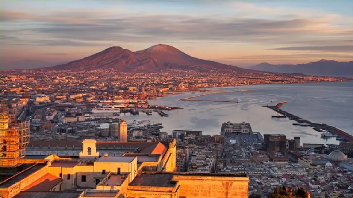 সেলফি তুলতে গিয়ে আগ্নেয়গিরির গর্তে পড়লেন মার্কিন যুবক