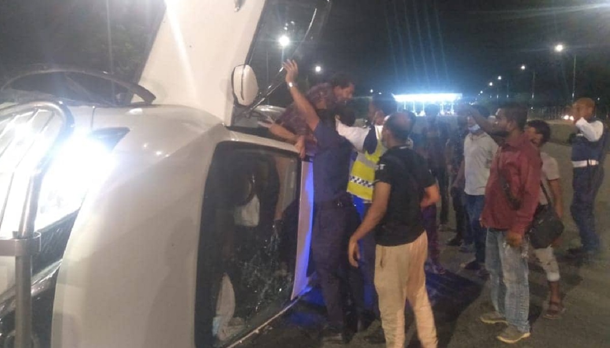পদ্মা সেতুর মাওয়া টোলপ্লাজা এলাকায় উল্টে গেলো প্রাইভেটকার, আহত ২