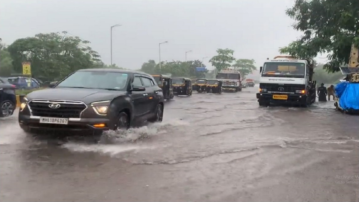 ভারী বৃষ্টিপাতে বিপর্যস্ত মুম্বাই শহর