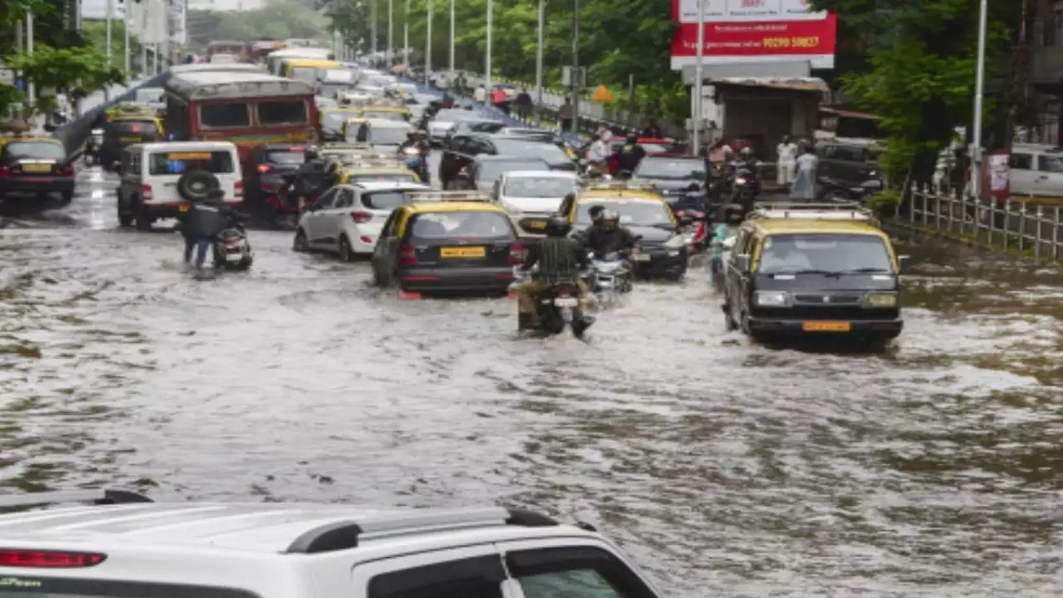 প্রবল বৃষ্টিপাতে ডুবছে শহর, মুম্বাইয়ে রেড অ্যালার্ট জারি