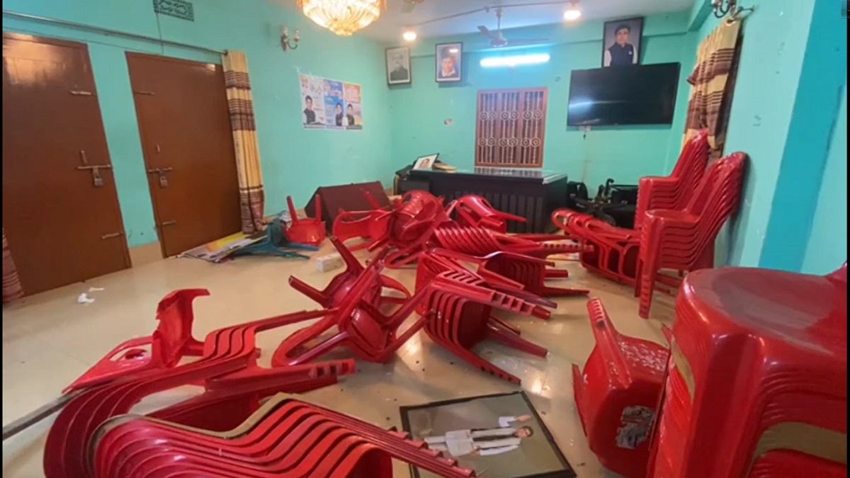 মদ কেলেঙ্কারিতে আলোচিত ইউপি চেয়ারম্যানের বাড়িতে হামলা-ভাঙচুর