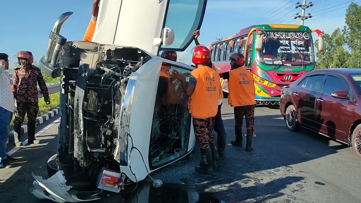 ঢাকা-মাওয়া এক্সপ্রেসওতে চাকা বিস্ফোরণ হয়ে মাইক্রোবাস উল্টে আহত ৫