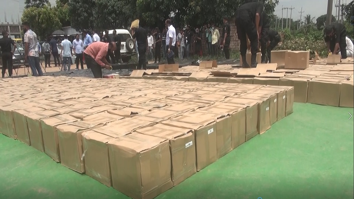 নারায়ণগঞ্জে বিপুল পরিমাণ অবৈধ মদের দুইটি কনটেইনার জব্দ, আটক ২