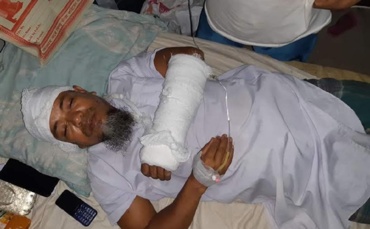 এবার নেত্রকোণায় শিক্ষককে পিটিয়ে হাত ভেঙ্গে দিলো বখাটেরা