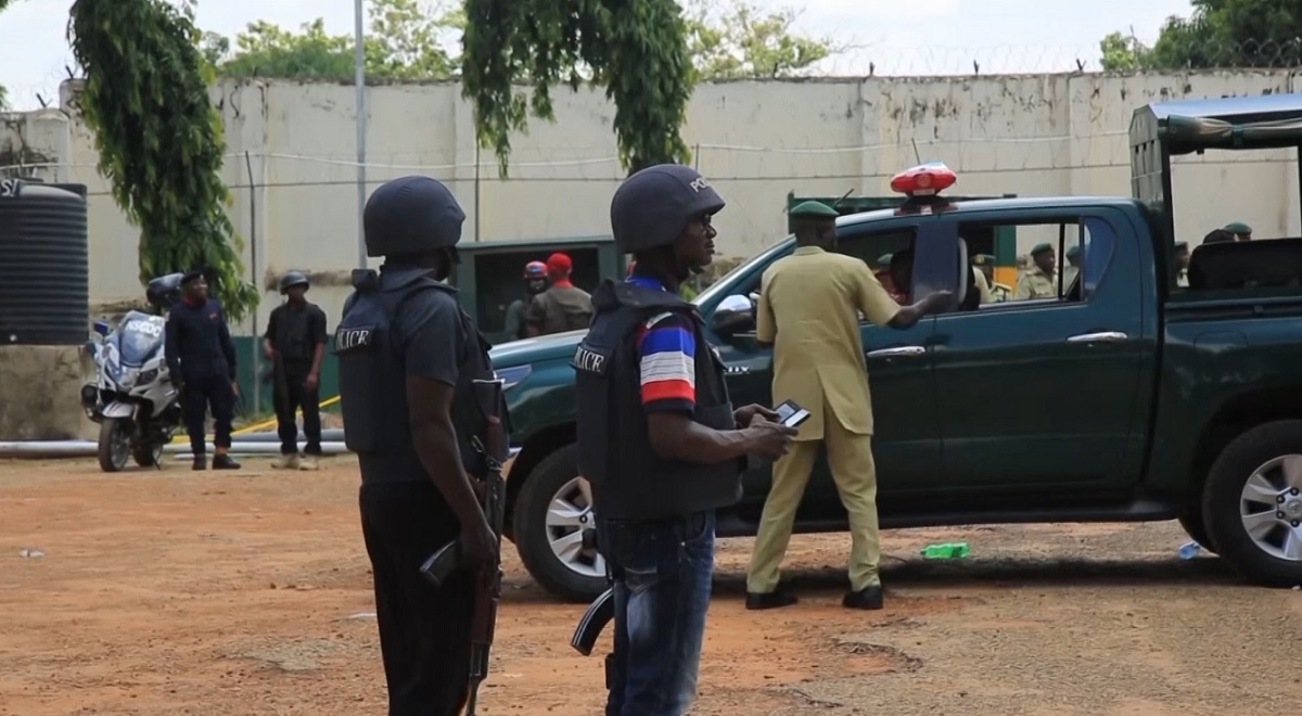 নাইজেরিয়ায় কারাগারে হামলা, ৯০০ কয়েদির পলায়ন