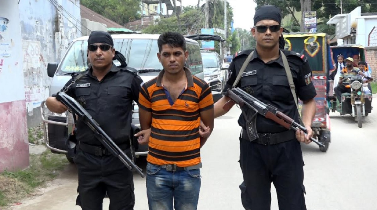 নওগাঁয় ট্রাক চাপায় ৫ জনের মৃত্যু: ট্রাক চালক রেজাউল গ্রেফতার