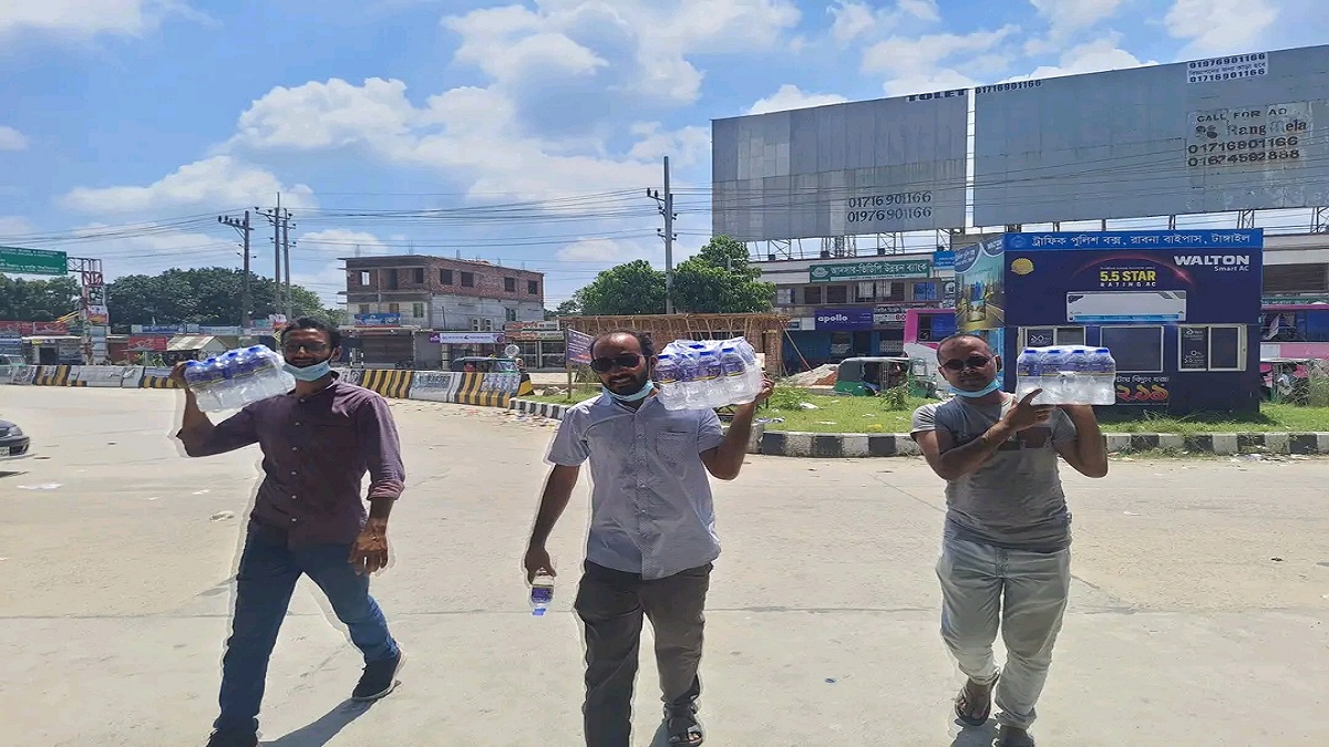 যানজটে আটকে পড়া যাত্রীদের বিনামূল্যে পানি সরবরাহ করছেন একদল যুবক
