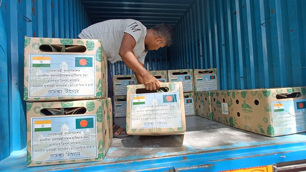 শেখ হাসিনার জন্য আনারস পাঠালেন ত্রিপুরার মুখ্যমন্ত্রী