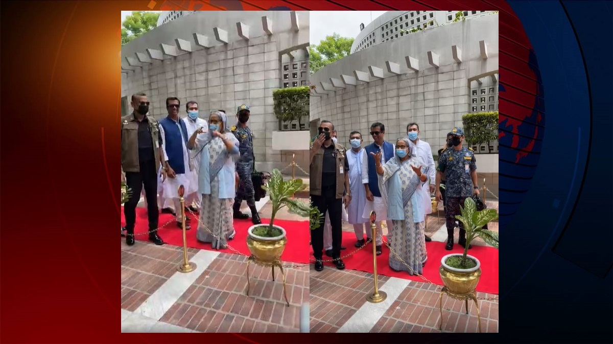 স্লোগানরত ছাত্রলীগ নেতাকর্মীদের ইশারায় মাস্ক পরতে বললেন প্রধানমন্ত্রী