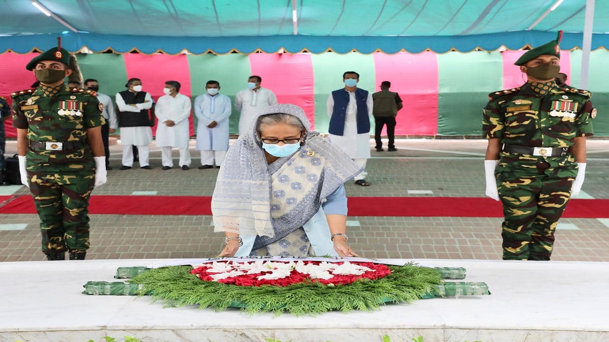 টুঙ্গিপাড়ায় জাতির পিতার সমাধিতে প্রধানমন্ত্রীর শ্রদ্ধা নিবেদন