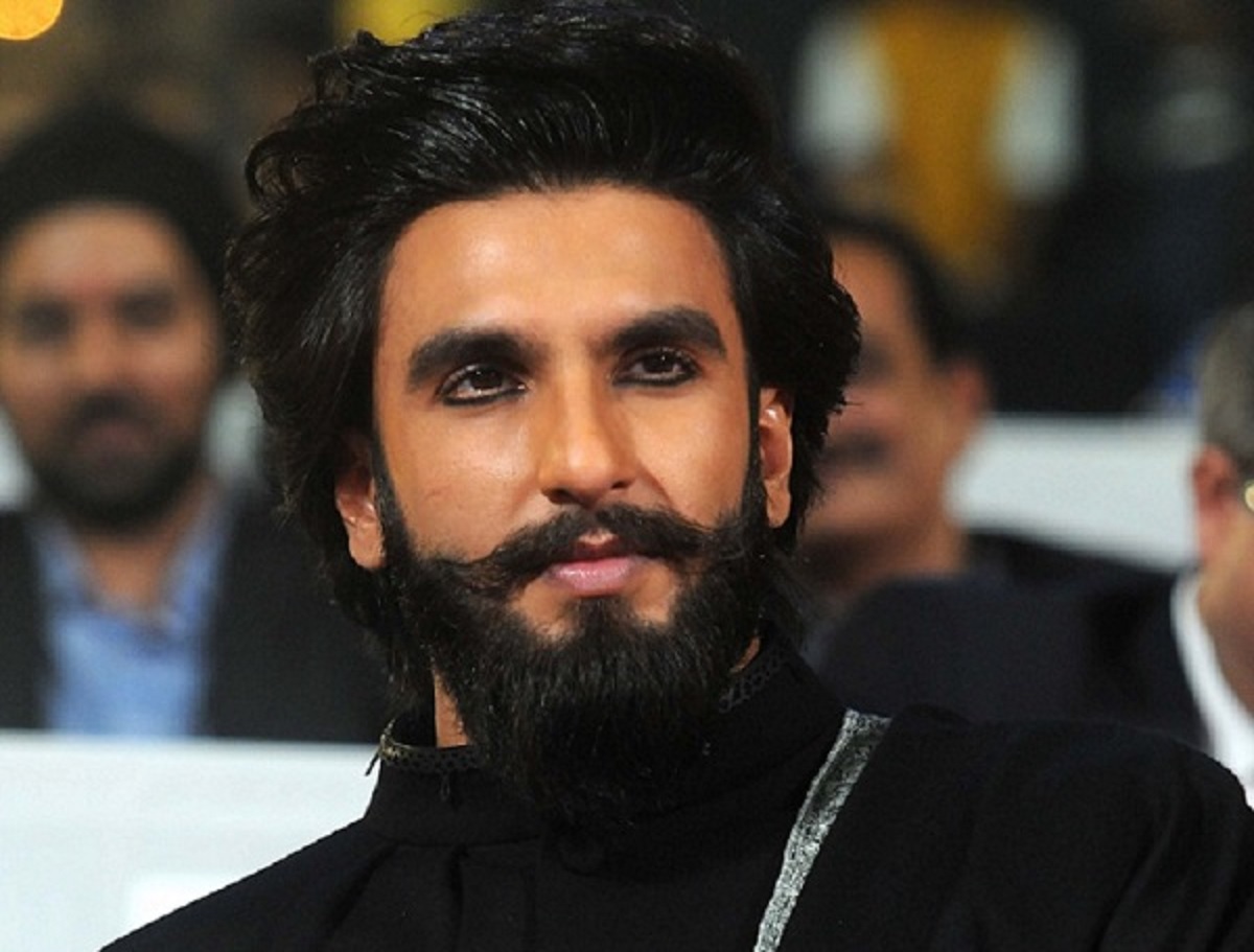 নগ্ন ছবি প্রকাশের অভিযোগে রণবীর সিংয়ের বিরুদ্ধে থানায় এফআইআর দায়ের