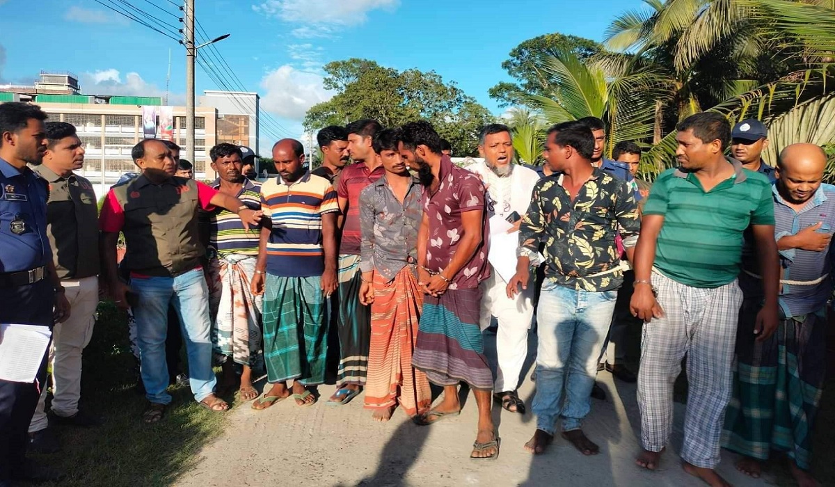 সাতক্ষীরায় গ্রেফতার ১৬ ডাকাত; সোনার গহনা, ২ ইজিবাইকসহ ডাকাতির সরঞ্জাম জব্দ