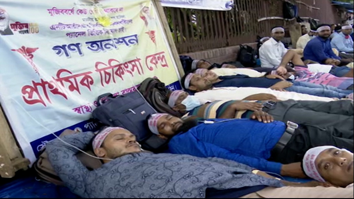 অনশনরত অবস্থায় ঈদের নামাজ আদায় করলেন আন্দোলনরত শিক্ষকরা