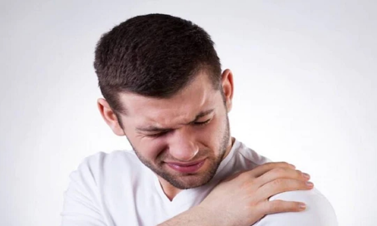 মাঝে মাঝেই হাতে ব্যথা? শরীরে মারাত্মক রোগের জানান দিচ্ছে না তো!